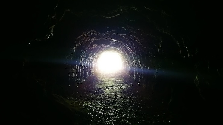 Foto verlichte tunnel's nachts