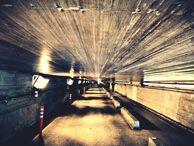 Foto verlichte tunnel