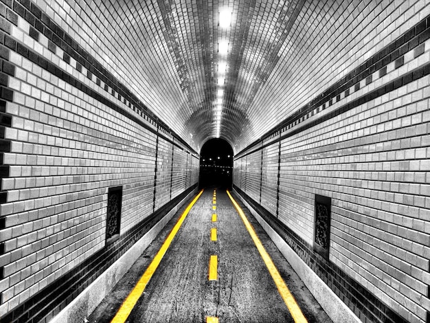 Foto verlichte tunnel