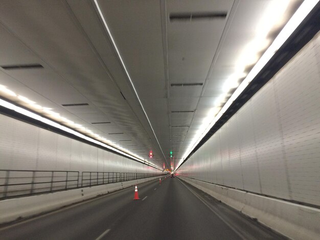 Verlichte tunnel