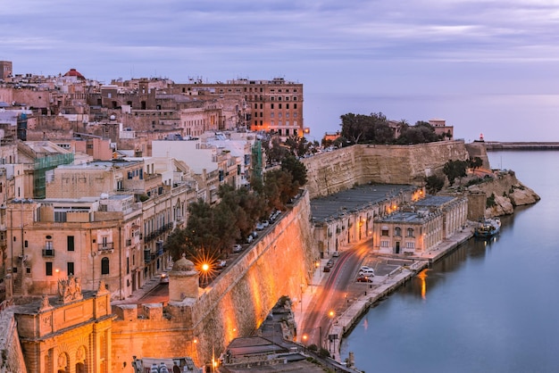 Verlichte Valletta-horizon bij avondMalta