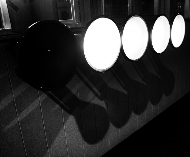 Verlichte verlichtingsapparatuur op gebouwen