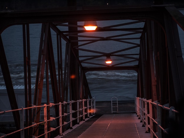 Foto verlichte voetgangersbrug's nachts