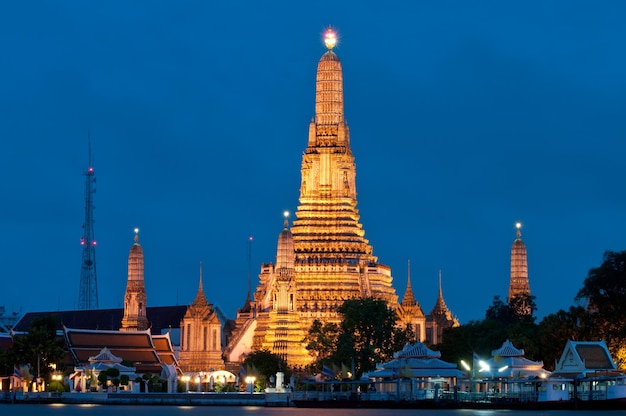 Verlichte wat arun tempel tegen de hemel in de schemering