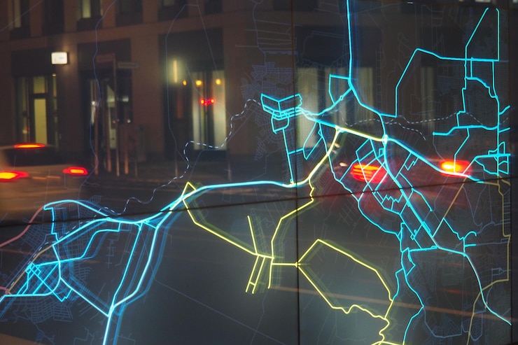 Foto verlichte wegkaart op glas tegen het gebouw