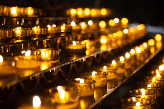 Verlichtende kaarsen in de tempel