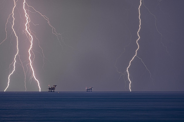 Verlichting op benzineplatforms op zee