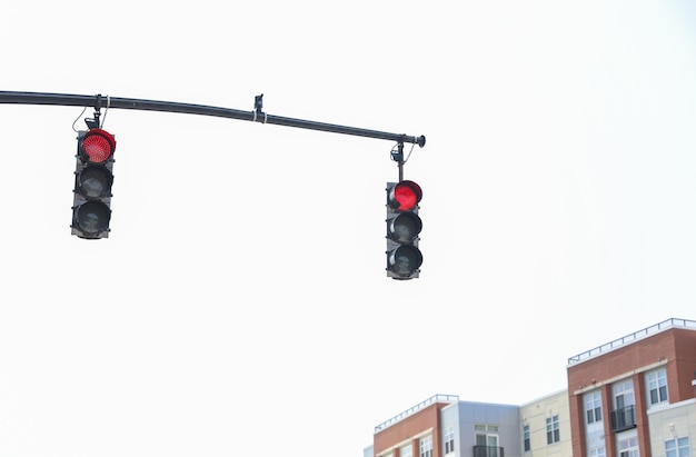 Verlichting van paden en leiding van het verkeer Straatverlichting en verkeerslichten symboliseren de veiligheidsorde