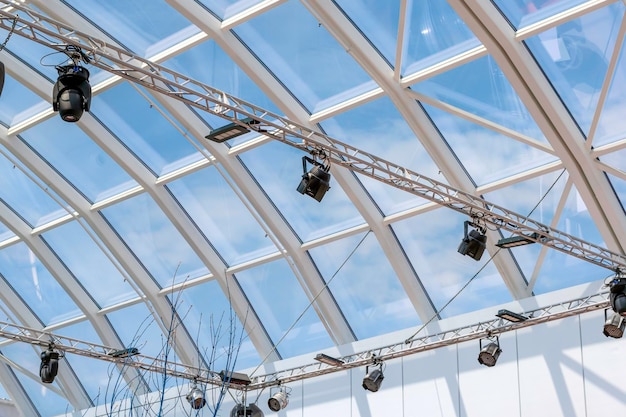 Verlichtingsinstallatie onder de glazen koepel van het glazen dak van het gebouw