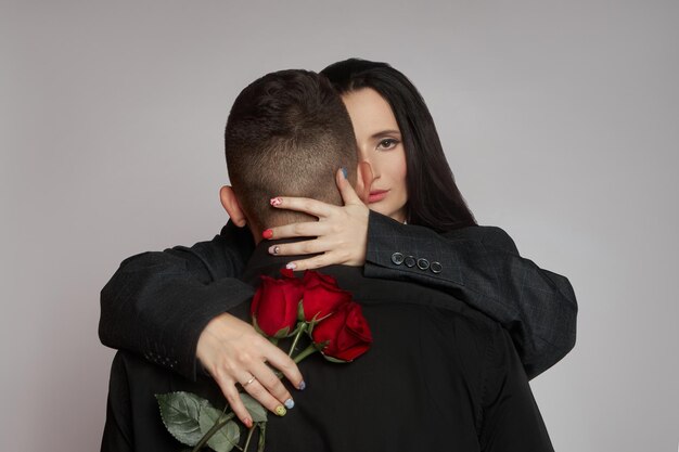 Verliefd koppel kussen lippenstift tekens op hun gezicht een kus rozenbloemen liefde knuffels man en vrouw man en vrouw