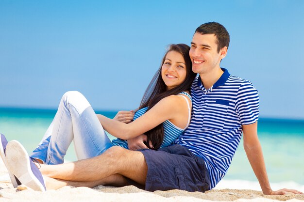 Verliefd koppel op het strand in de zomer.