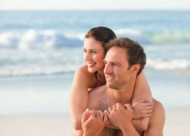 Verliefd paar knuffelen op het strand