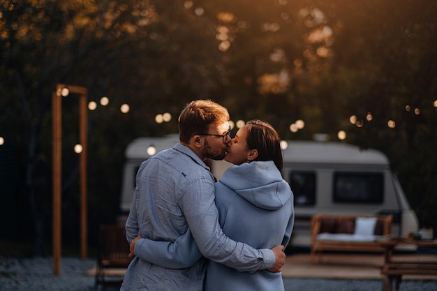 Verliefd stel dat in een caravan woont op de camping en veel plezier en geluk heeft