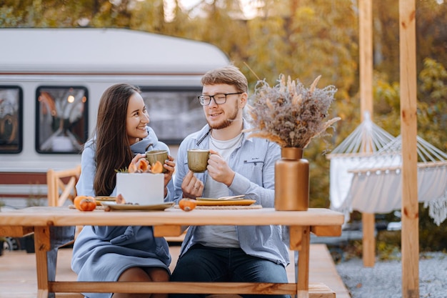 Verliefd stel dat in een caravan woont op de camping en veel plezier en geluk heeft