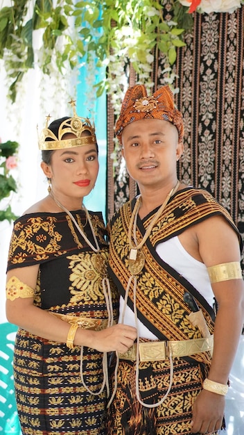 verliefd stel dat traditionele kleding draagt van sabu-eiland indonesië