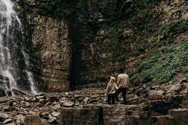 Verliefd stel in de bergen was een waterval