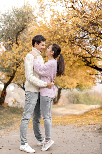 Verliefd stel in de herfstbladeren