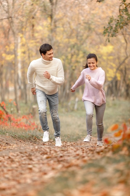 Verliefd stel in de herfstbladeren