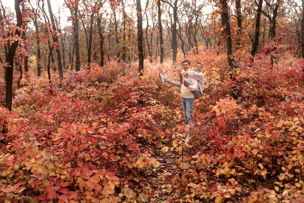 Verliefd stel in de herfstbladeren