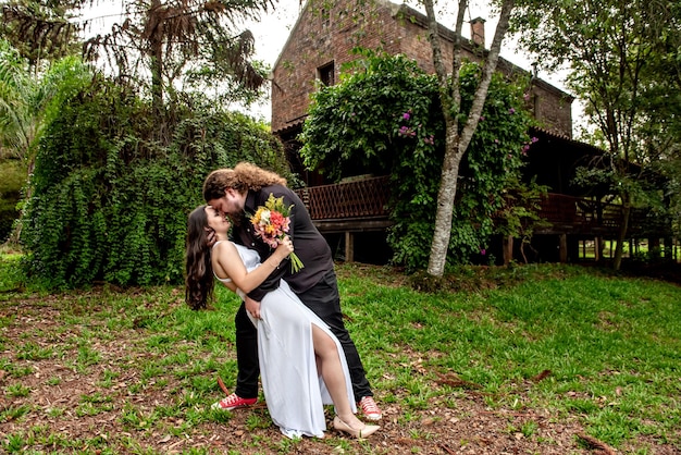 Verliefd stel in de tuin van het landhuis