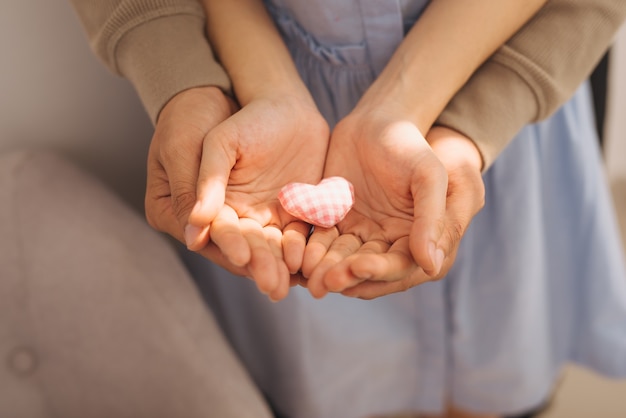 Verliefd stel. Man en vrouw hand met hartvorm.