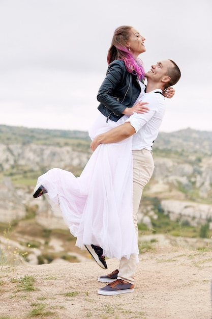 Verliefd stel ontmoet de dageraad in de natuur, een man en een vrouw knuffelen en kussen. Mooie paar romantische wandeling, hechte relatie. Creatief kleuren op het meisjeshoofd