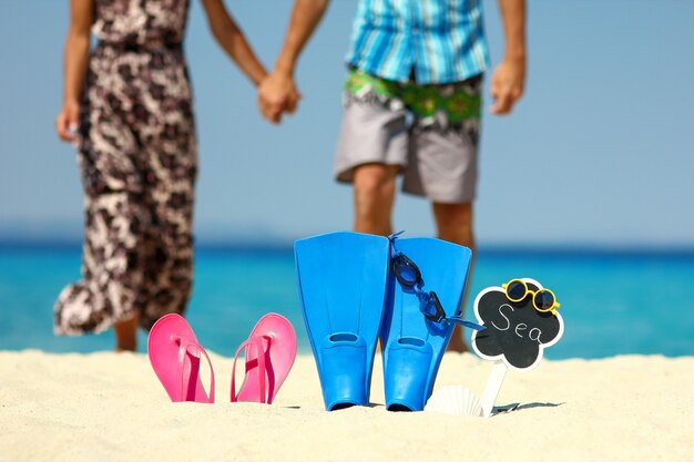 Verliefd stel op het strand met flippers