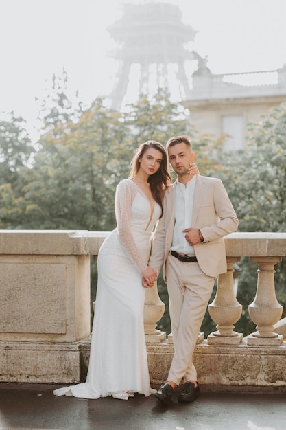 Verliefd stel Vrouw in witte jurk en man in overhemd