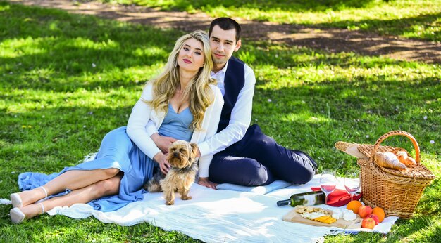 Verliefd zijn. zomer buiten vrije tijd. tijd om te ontspannen. verliefd stel. verloving vieren. familie in park. eten en drinken. man en vrouw met hond. romantisch paar op picknick. liefdesdatum in de lente.