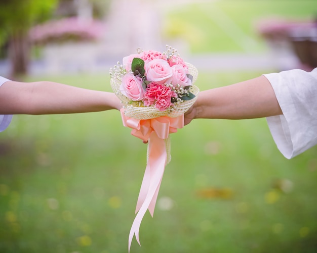 Verliefde paar bedrijf boeket bloemen