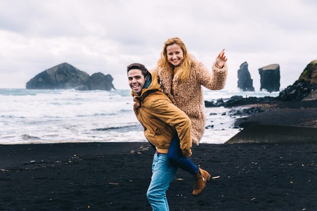 Verliefde paar die in de camera kijken en glimlachen hebben ze fu