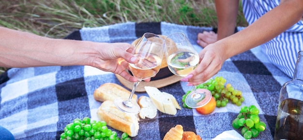 Verliefde paar drinkt wijn op een picknick. Selectieve focus