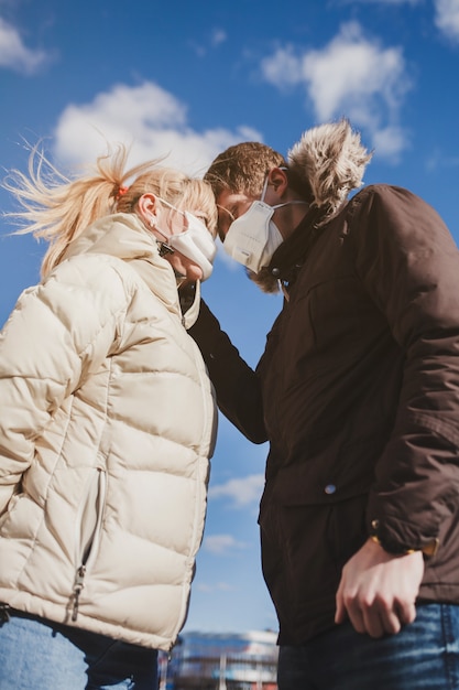 Verliefde paar en medische maskers