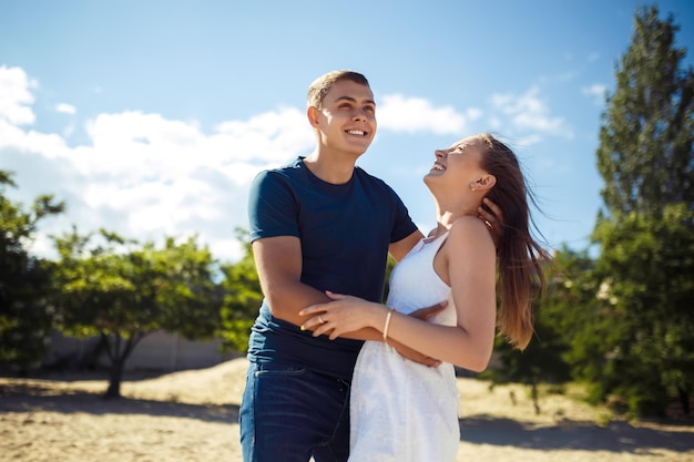 Verliefde paar genieten van tedere momenten tijdens zonsondergang Emotioneel concept van relatie