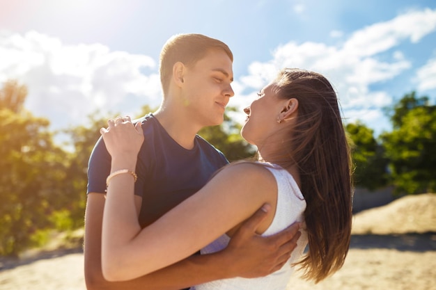 Verliefde paar genieten van tedere momenten tijdens zonsondergang Emotioneel concept van relatie