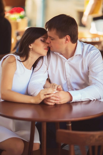 Verliefde paar hand in hand, zittend in café