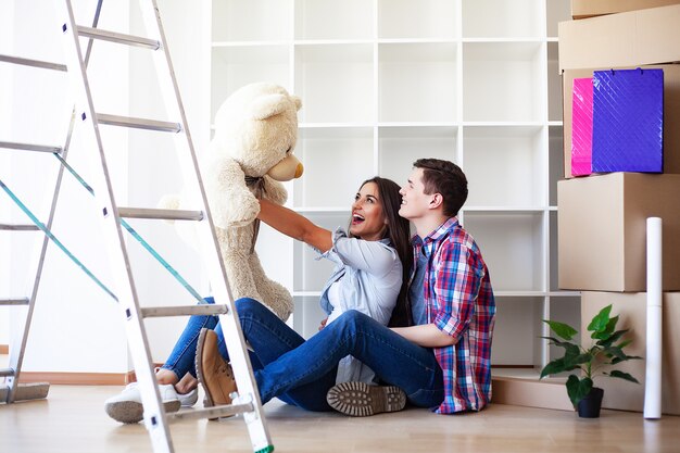 Verliefde paar in appartement