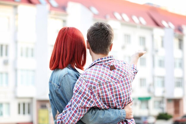 Verliefde paar in de buurt van appartementencomplex