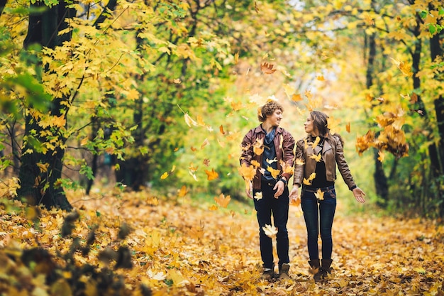 Verliefde paar in een de herfstpark