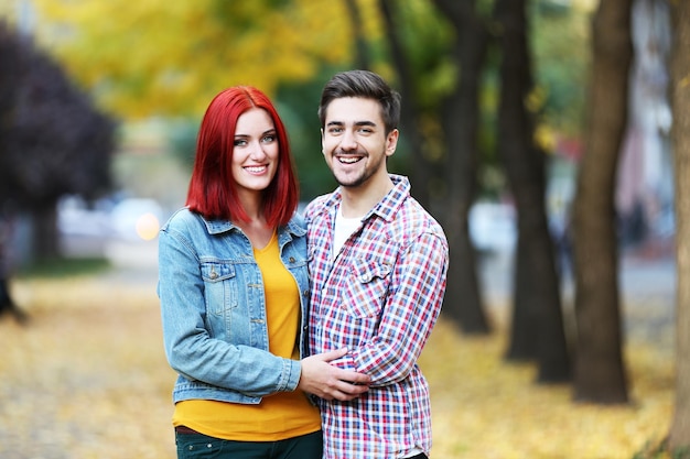 Verliefde paar in herfst park