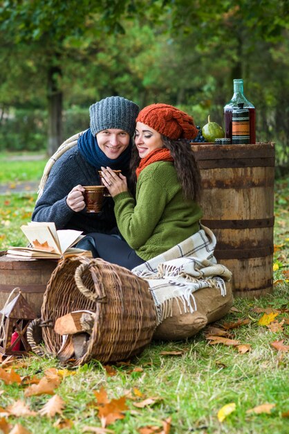 Verliefde paar in herfst tuin