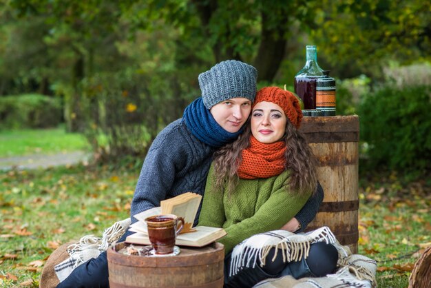 Verliefde paar in herfst tuin