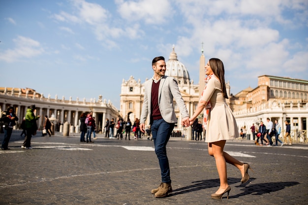 Verliefde paar in het vaticaan, italië