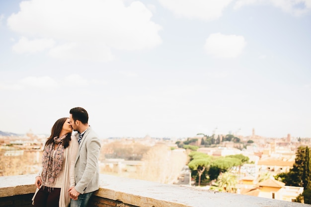 Verliefde paar in rome, italië