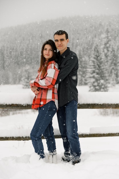 Verliefde paar in shirt op een winterwandeling. Man en vrouw hebben plezier in het ijzige bos. Romantische date in de winter.Kerststemming van een jong gezin.Winter liefdesverhaal