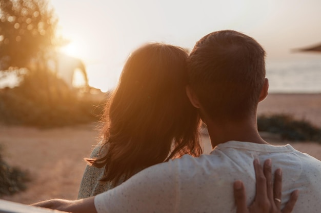 Verliefde paar knuffels man en vrouw die lacht reizen over zee