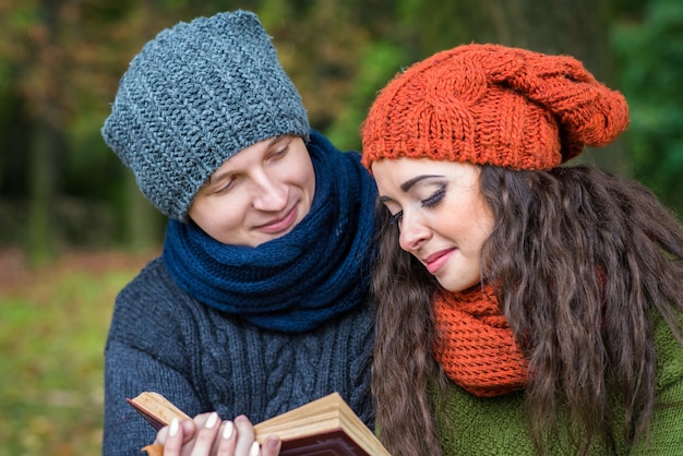 Verliefde paar leest een boek