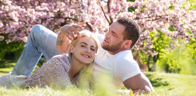 Verliefde paar lente banner gelukkige lente verliefde paar plezier twee jonge mensen ontspannen in sak