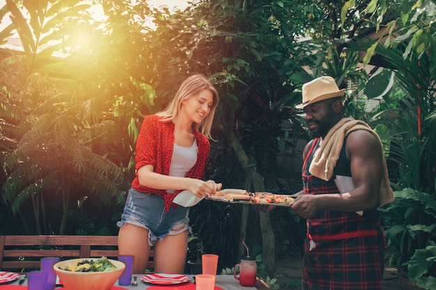 verliefde paar met een barbecue feestje in de natuur. barbecue en feest.