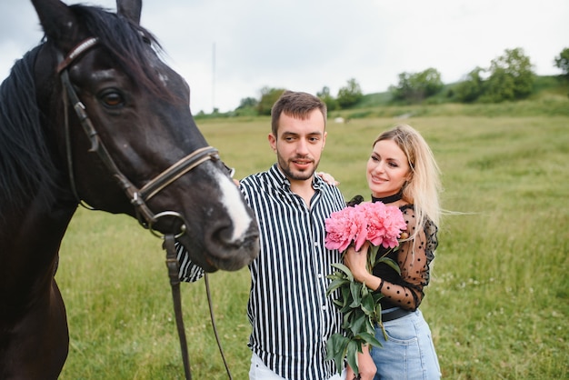 Verliefde paar met een paard op ranch